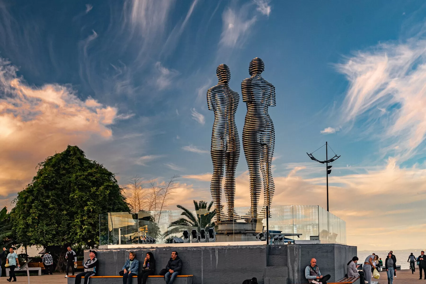 Batum Ali ve Nino Heykeli Karadeniz Kıyısında Hareket Eden Hüzünlü Aşk