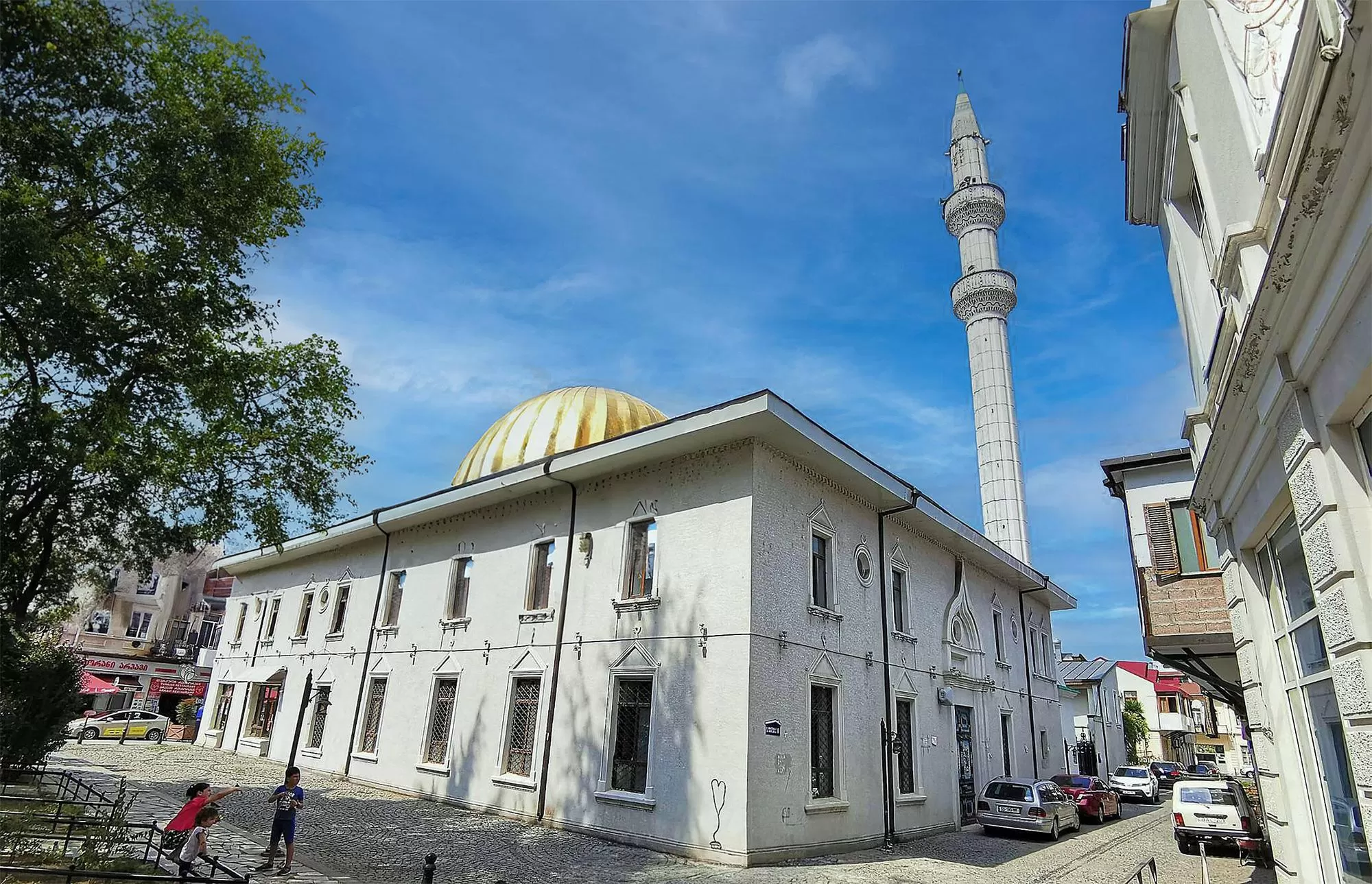 Batum Orta Camii Renklerin ve Huzurun Buluştuğu Tarihi Miras