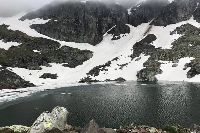 Bulutların Üzerindeki Saklı Cennet Sağrak Gölü Gezi ve Kamp Rehberi