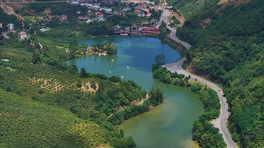 Şehrin Kıyısındaki Heyelan Mucizesi Sera Gölü Tabiat Parkı Gezi Rehberi