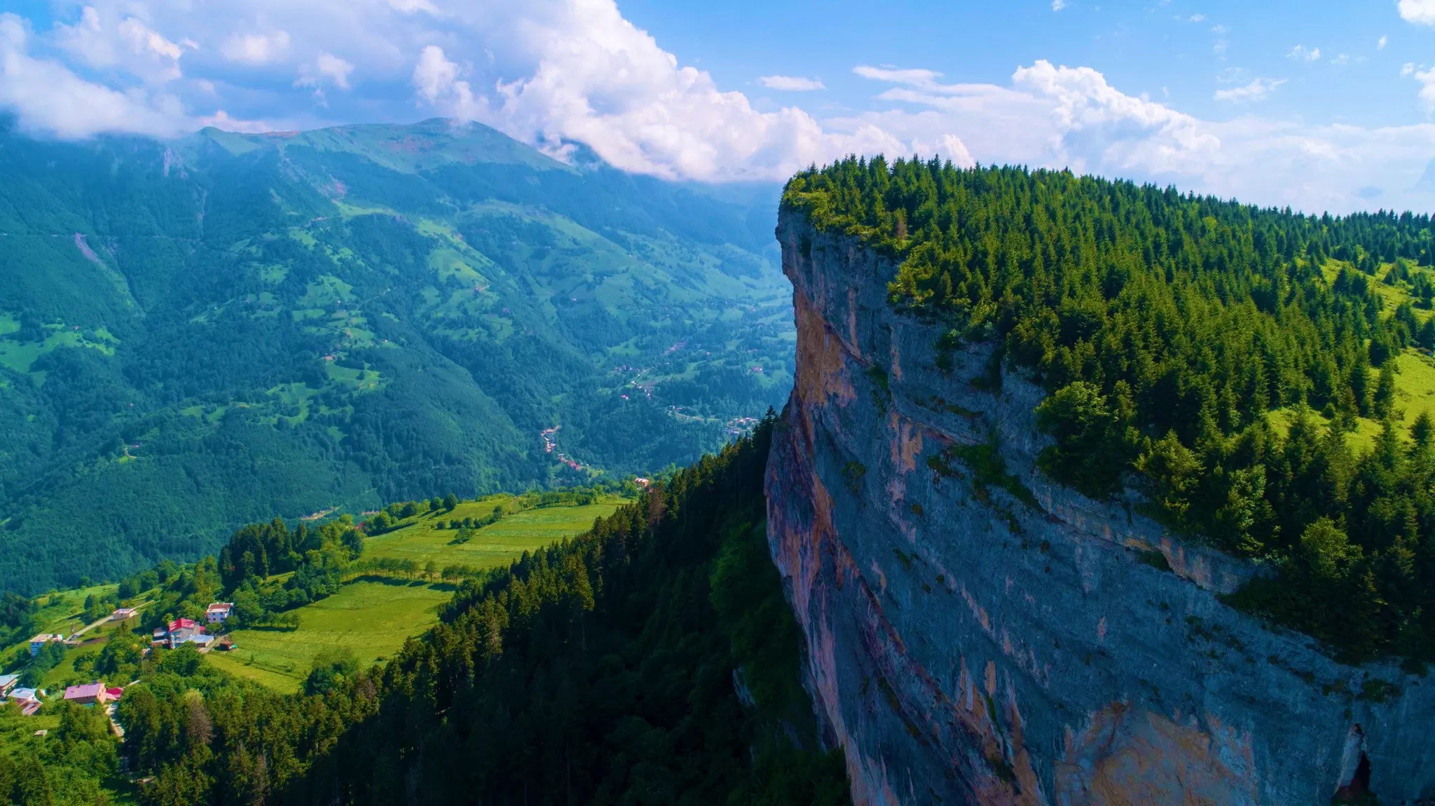 Trabzon’un Gökyüzüne Uzanan Dev Duvarı Şahinkaya Gezi Rehberi