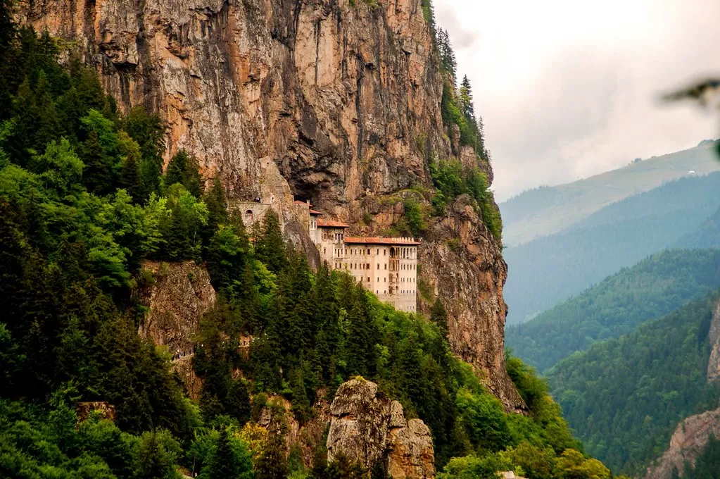 Sarp Kayalıklardaki 1600 Yıllık Sır Sümela Manastırı Gezi Rehberi