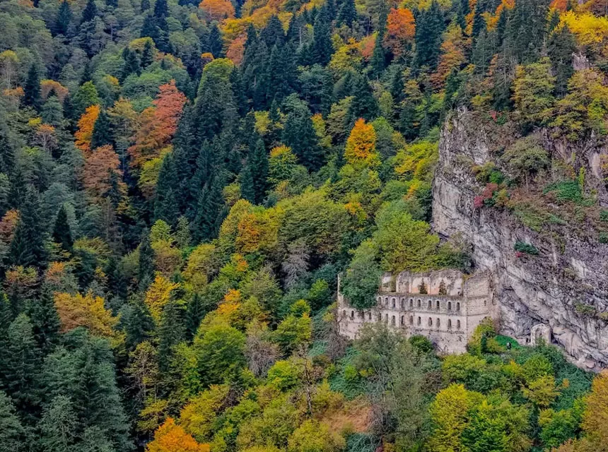 Ormanın Derinliklerindeki Kayıp Miras Vazelon Manastırı Gezi Rehberi