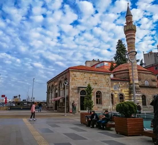 Şehrin Kalbindeki Tarihi Bekçi: İskender Paşa Camii